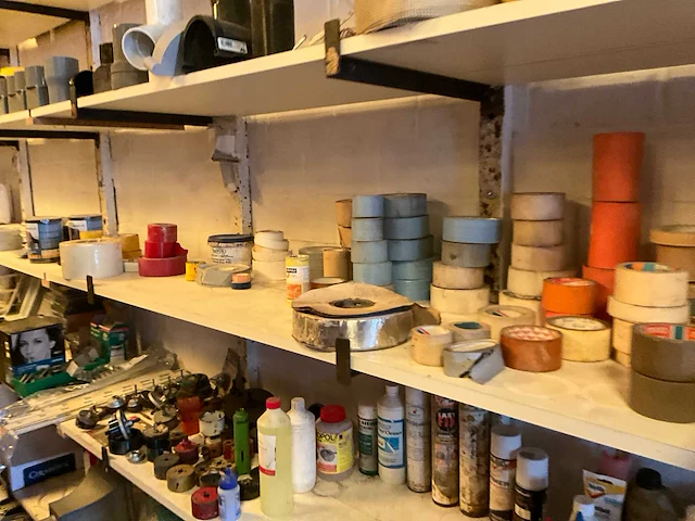 Lot werkgereedschappen inclusief rekken en inhoud - afbeelding 311 van  343