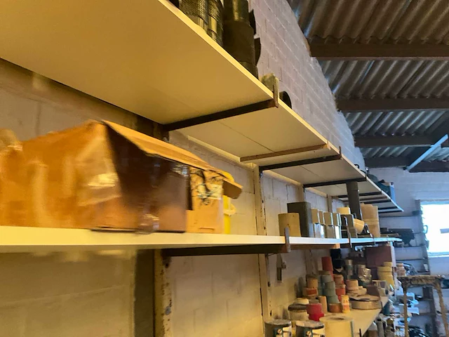 Lot werkgereedschappen inclusief rekken en inhoud - afbeelding 331 van  343