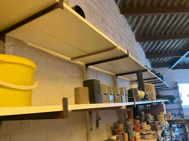 Lot werkgereedschappen inclusief rekken en inhoud - afbeelding 332 van  343