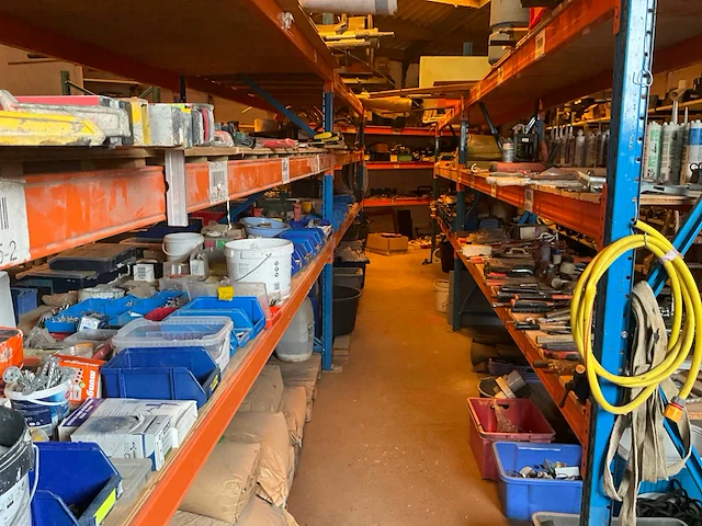 Lot werkgereedschappen inclusief rekken en inhoud - afbeelding 338 van  343