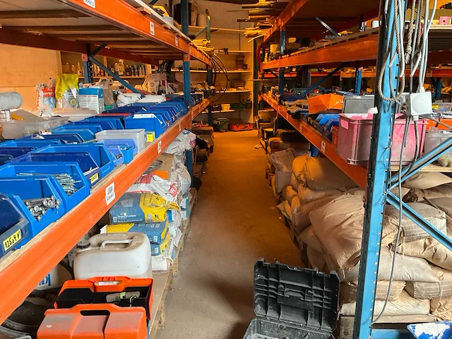 Lot werkgereedschappen inclusief rekken en inhoud - afbeelding 339 van  343