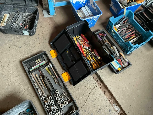 Lot werkgereedschappen inclusief rekken en inhoud - afbeelding 34 van  343
