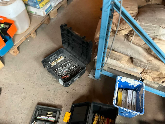 Lot werkgereedschappen inclusief rekken en inhoud - afbeelding 37 van  343