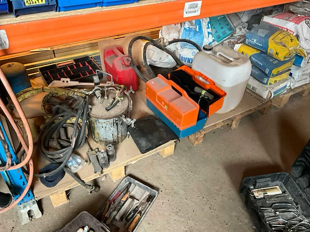 Lot werkgereedschappen inclusief rekken en inhoud - afbeelding 38 van  343