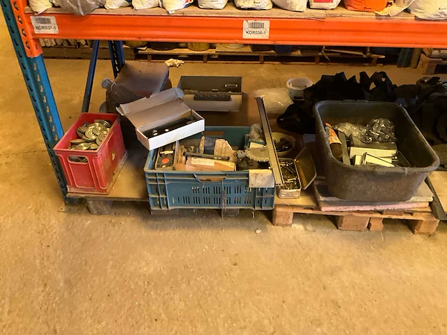 Lot werkgereedschappen inclusief rekken en inhoud - afbeelding 3 van  343