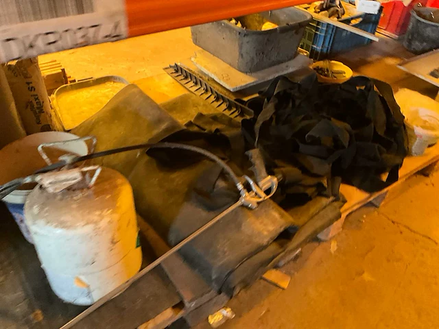 Lot werkgereedschappen inclusief rekken en inhoud - afbeelding 45 van  343