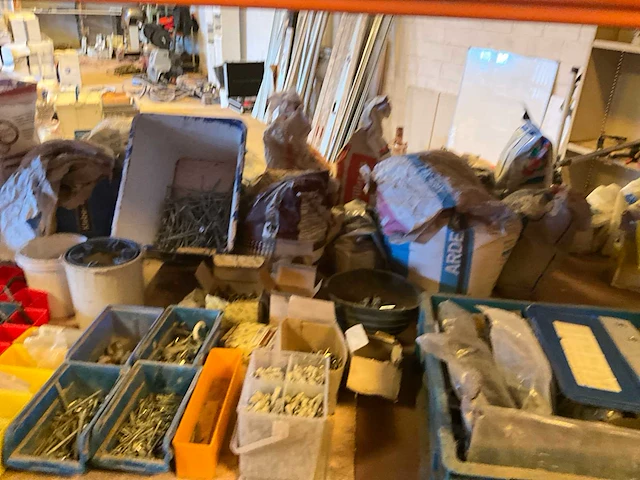 Lot werkgereedschappen inclusief rekken en inhoud - afbeelding 49 van  343