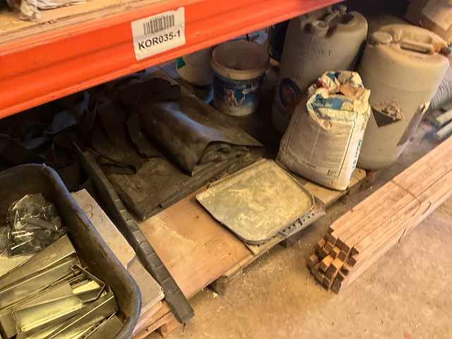 Lot werkgereedschappen inclusief rekken en inhoud - afbeelding 4 van  343