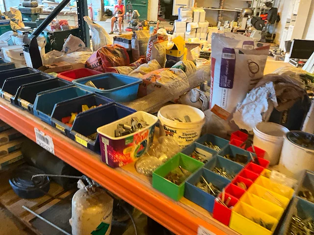Lot werkgereedschappen inclusief rekken en inhoud - afbeelding 50 van  343