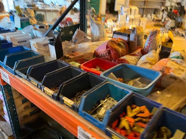 Lot werkgereedschappen inclusief rekken en inhoud - afbeelding 51 van  343