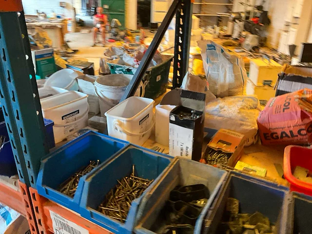 Lot werkgereedschappen inclusief rekken en inhoud - afbeelding 52 van  343