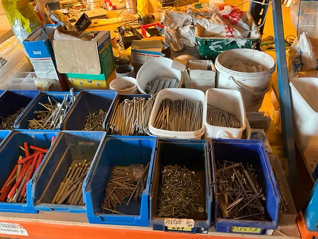 Lot werkgereedschappen inclusief rekken en inhoud - afbeelding 53 van  343