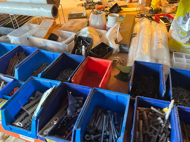 Lot werkgereedschappen inclusief rekken en inhoud - afbeelding 55 van  343