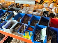 Lot werkgereedschappen inclusief rekken en inhoud - afbeelding 56 van  343