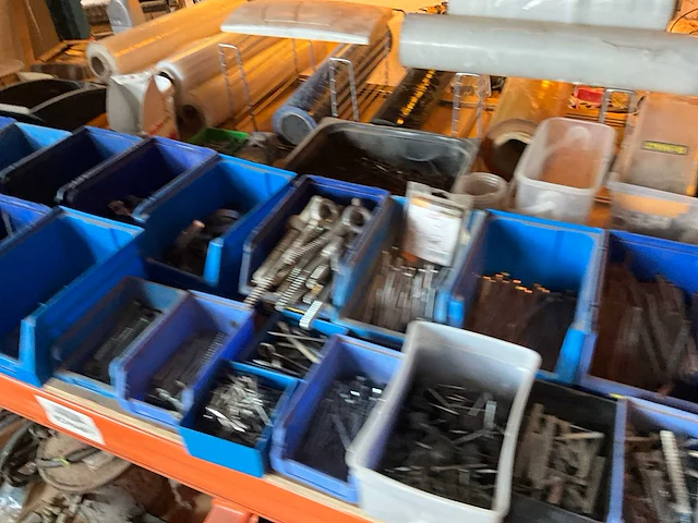 Lot werkgereedschappen inclusief rekken en inhoud - afbeelding 57 van  343