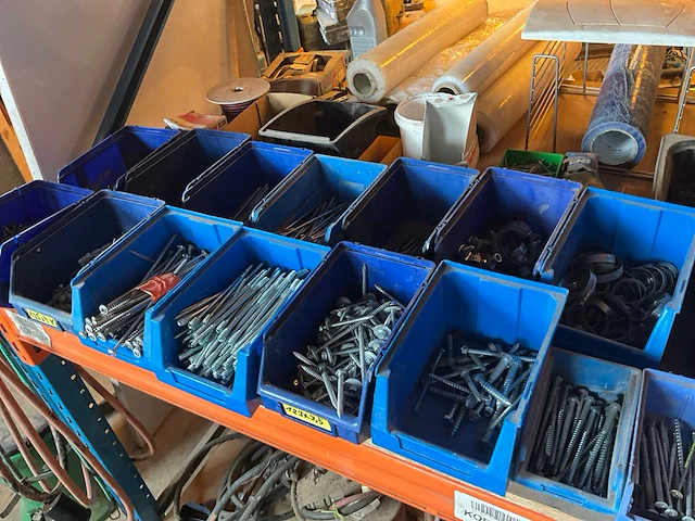 Lot werkgereedschappen inclusief rekken en inhoud - afbeelding 58 van  343