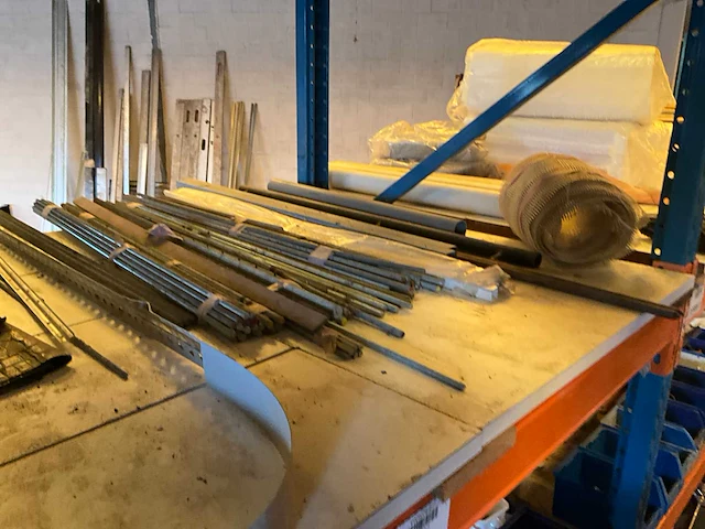 Lot werkgereedschappen inclusief rekken en inhoud - afbeelding 62 van  343