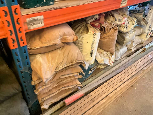 Lot werkgereedschappen inclusief rekken en inhoud - afbeelding 6 van  343