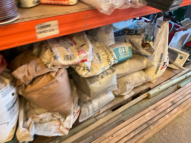 Lot werkgereedschappen inclusief rekken en inhoud - afbeelding 7 van  343