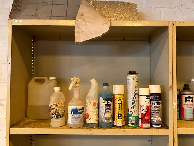 Lot werkgereedschappen inclusief rekken en inhoud - afbeelding 86 van  343