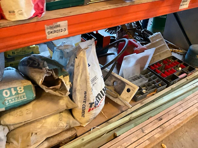 Lot werkgereedschappen inclusief rekken en inhoud - afbeelding 8 van  343