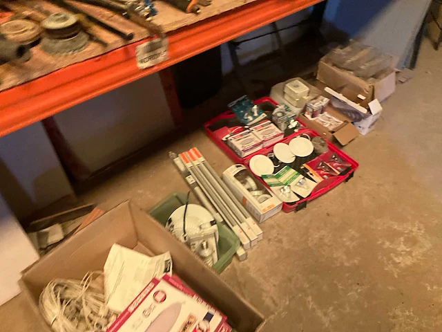 Lot werkgereedschappen inclusief rekken en inhoud - afbeelding 91 van  343