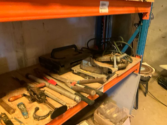 Lot werkgereedschappen inclusief rekken en inhoud - afbeelding 93 van  343