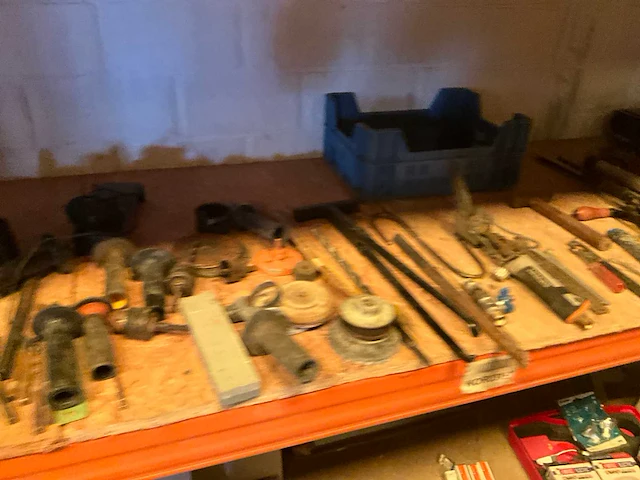 Lot werkgereedschappen inclusief rekken en inhoud - afbeelding 95 van  343