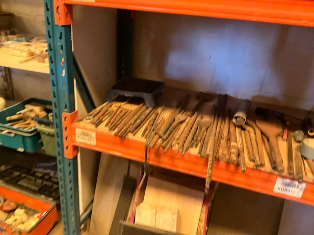 Lot werkgereedschappen inclusief rekken en inhoud - afbeelding 97 van  343