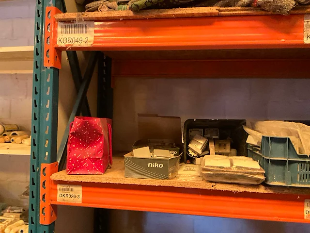 Lot werkgereedschappen inclusief rekken en inhoud - afbeelding 98 van  343