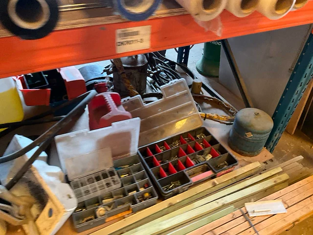 Lot werkgereedschappen inclusief rekken en inhoud - afbeelding 9 van  343