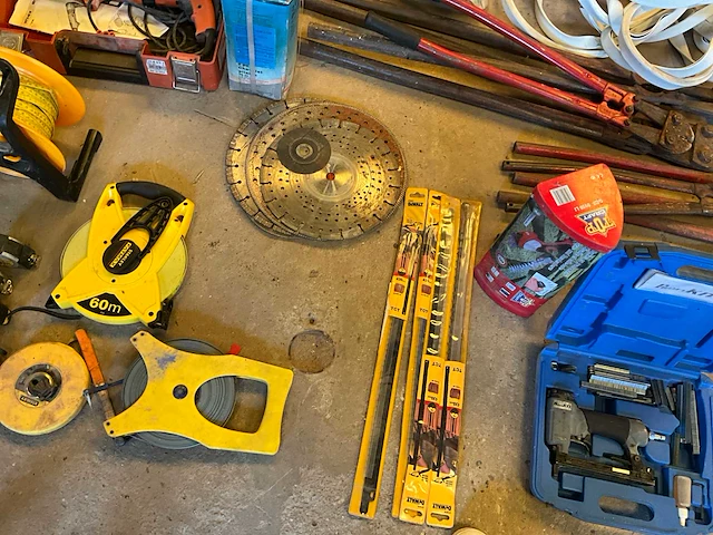 Lot werkgereedschappen - afbeelding 8 van  79
