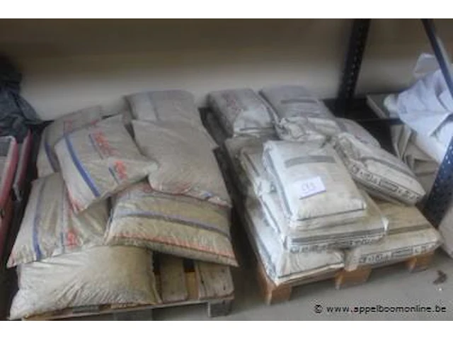 Lot zakken grind en cement - afbeelding 1 van  3