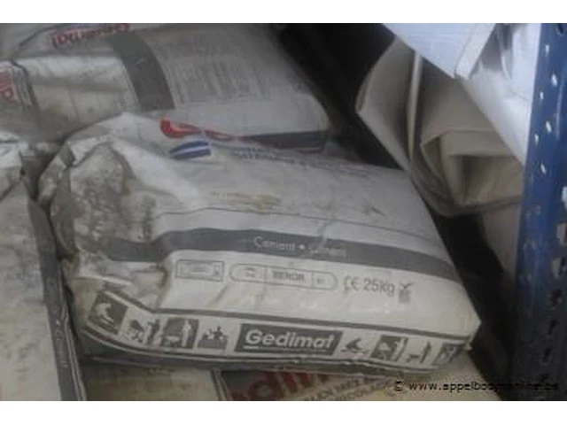 Lot zakken grind en cement - afbeelding 2 van  3