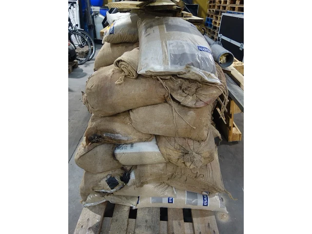 Lot zandzakken / gamma rivierzand 25kg - afbeelding 2 van  2