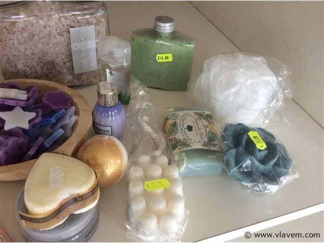 Lot zepen / verzoringsproducten - afbeelding 3 van  3