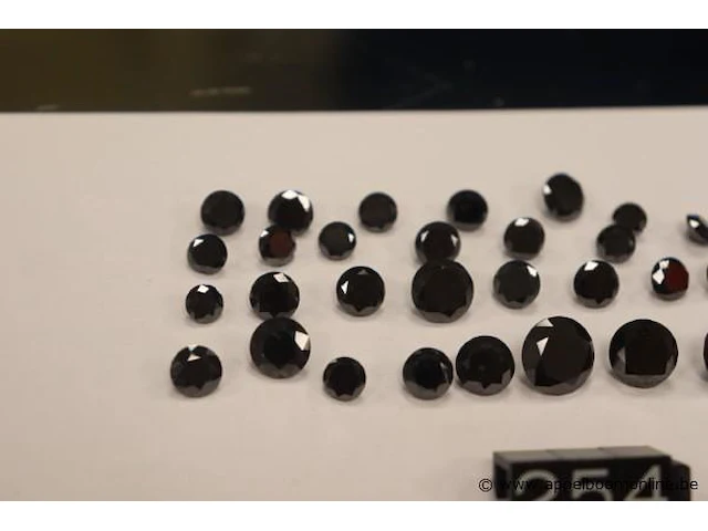 Lot zwarte diamandjes plm 47,69ct - afbeelding 2 van  3