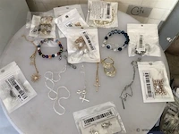 Lotje nieuwe fantasiejuwelen - afbeelding 1 van  1