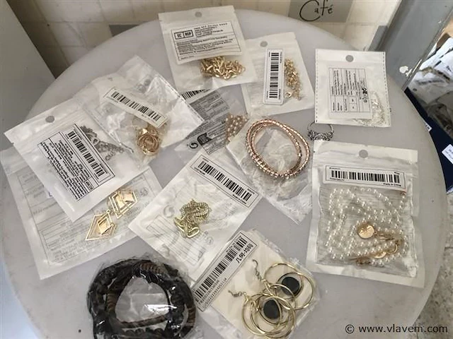 Lotje nieuwe fantasiejuwelen - afbeelding 1 van  1
