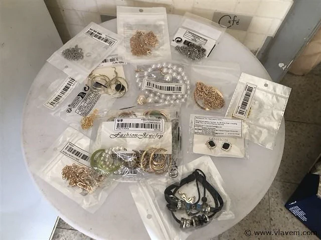 Lotje nieuwe fantasiejuwelen - afbeelding 1 van  1