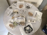Lotje nieuwe fantasiejuwelen - afbeelding 1 van  1