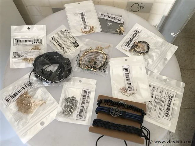 Lotje nieuwe fantasiejuwelen - afbeelding 1 van  1