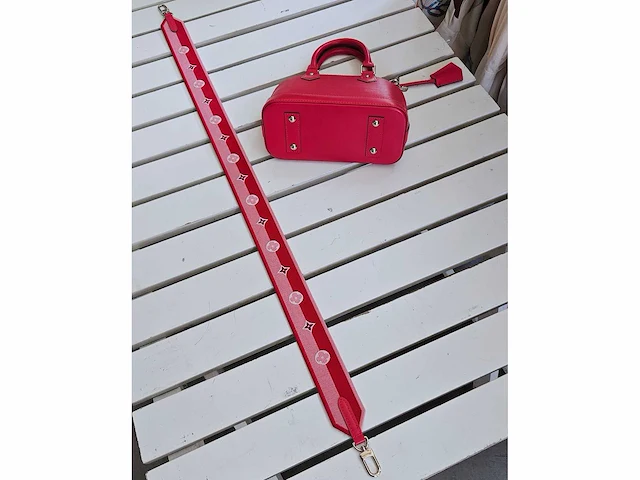 Louis-vuitton luxe-handtas 'alma bb' epi (inclusief strap) - afbeelding 9 van  9