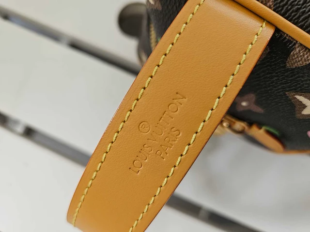 Louis-vuitton luxe-reistasje 'locker drop kit' - afbeelding 5 van  13