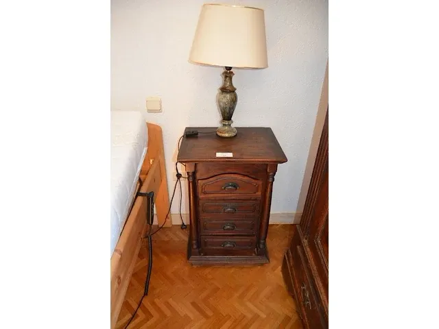 Louis xv nachttafeltje 3 laden, donkerbruin houten nachttafeltje 4 laden, tafellamp marmeren voet beige kap - afbeelding 1 van  9