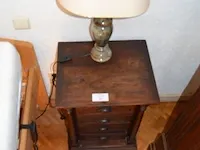 Louis xv nachttafeltje 3 laden, donkerbruin houten nachttafeltje 4 laden, tafellamp marmeren voet beige kap - afbeelding 3 van  9