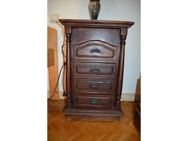 Louis xv nachttafeltje 3 laden, donkerbruin houten nachttafeltje 4 laden, tafellamp marmeren voet beige kap - afbeelding 4 van  9