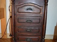 Louis xv nachttafeltje 3 laden, donkerbruin houten nachttafeltje 4 laden, tafellamp marmeren voet beige kap - afbeelding 4 van  9