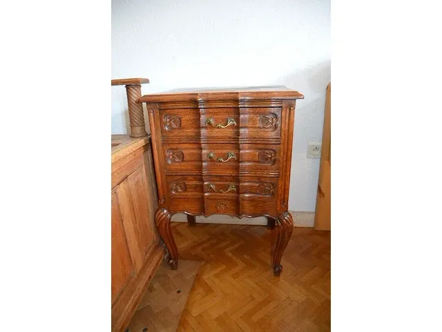 Louis xv nachttafeltje 3 laden, donkerbruin houten nachttafeltje 4 laden, tafellamp marmeren voet beige kap - afbeelding 5 van  9
