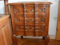 Louis xv nachttafeltje 3 laden, donkerbruin houten nachttafeltje 4 laden, tafellamp marmeren voet beige kap - afbeelding 5 van  9